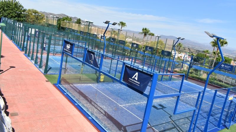 Puesta a punto de las pistas de pádel para la nueva temporada