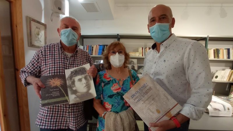 El pintor malagueño Pepe Bornoy visita la exposición ‘Sesmero, Periodismo ensoñado’