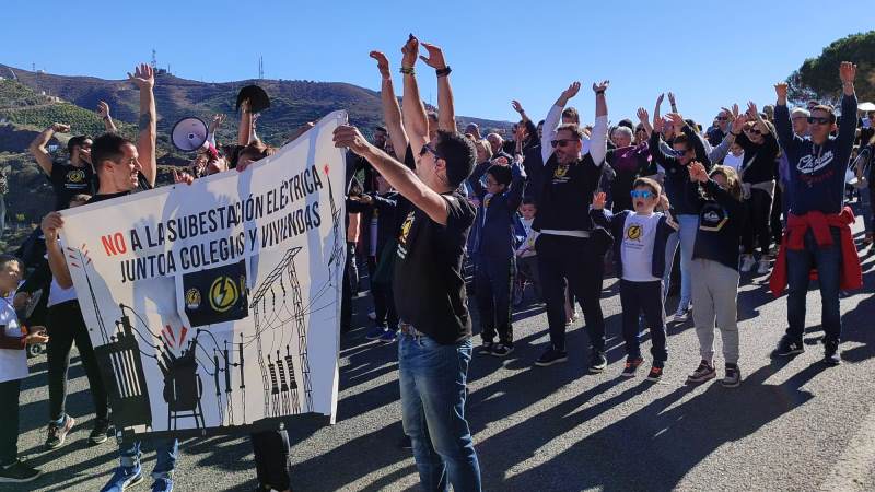 Torrox se une en la calle para decir no a la subestación eléctrica y pedir respeto por las familias afectadas