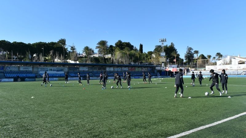 El equipo coreano femenino Hyundai Steel Red Angels entrena en Alhaurín de la Torre durante su pretemporada