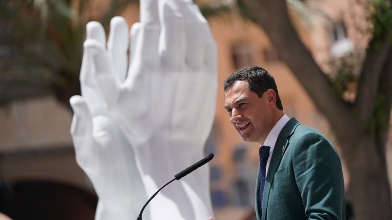 Moreno refrenda la voluntad de la Junta para reconocer el esfuerzo de los sanitarios andaluces