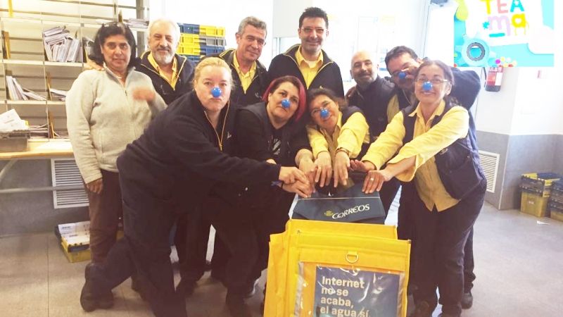 Empleados de CORREOS de Alhaurín de la Torre se suman al Día Mundial de Concienciación del Espectro Autista