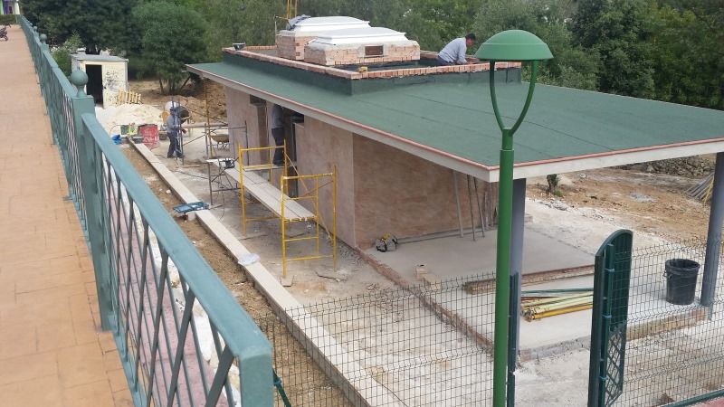 El Ayuntamiento se salta a la torera la seguridad de operarios de obras en altura en el parque municipal La Zambrana