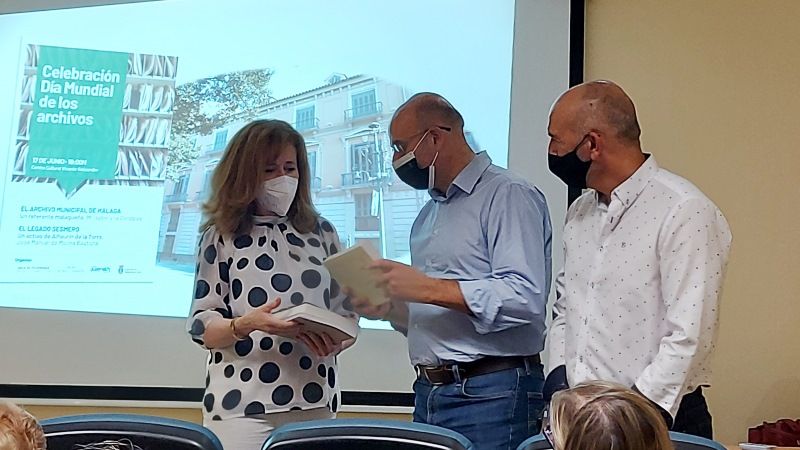 La directora del Archivo Municipal de Málaga  ofrece una interesante conferencia