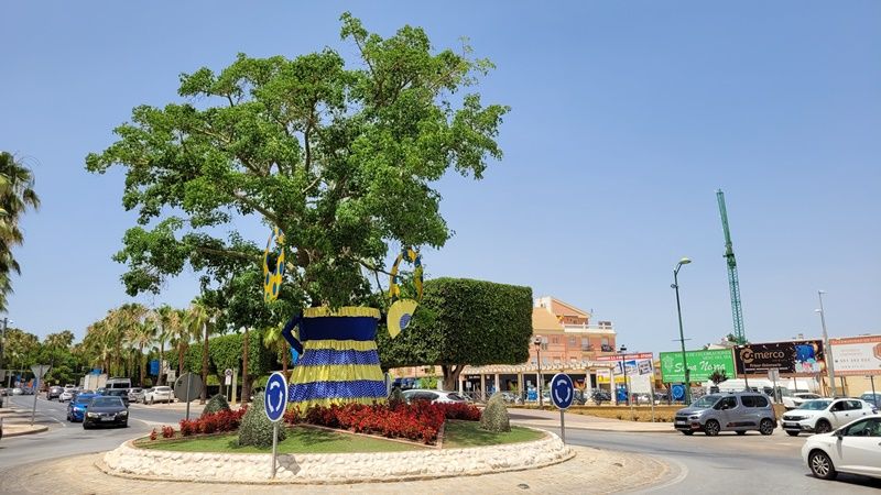 El emblemático árbol de la travesía urbana se viste de flamenca para la Feria de San Juan