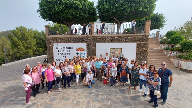 Medio centenar de integrantes de las asociaciones de mujeres visitan el municipio de Macharaviaya