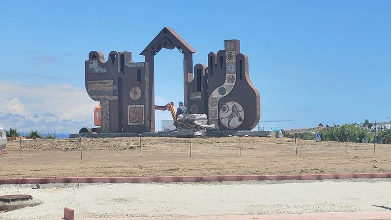 Una original escultura embellece ya el cruce de la carretera A-404 con Capellanía