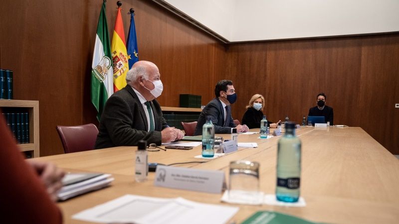 Andalucía limita la movilidad entre provincias, cierra los municipios con más contagios y reduce las reuniones a un máximo de cuatro personas