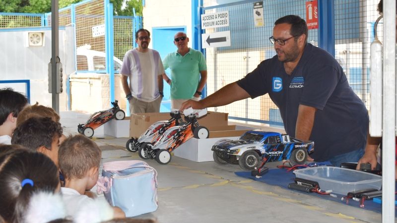 Medio centenar de niños del campamento de verano Campus Inglés visitan el Circuito de Radio Control