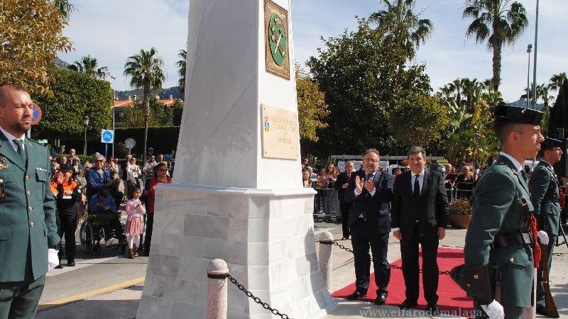 Alhaurín de la Torre inaugura un monolito de homenaje a la Guardia Civil en la plaza de España