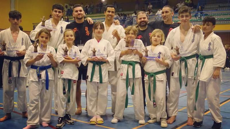 Lluvia de medallas para los integrantes del equipo de competición Olavi Dojo en el V Campeonato Kyokushin Andalucía