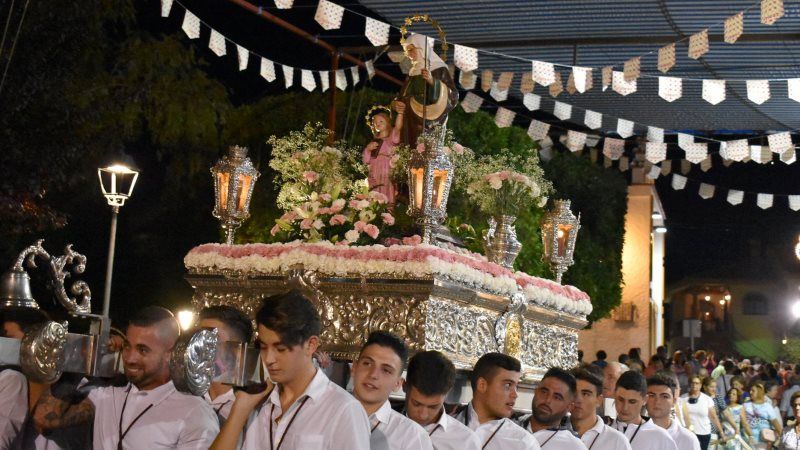 La barriada de La Alquería abre sus fiestas con la procesión de Santa Ana