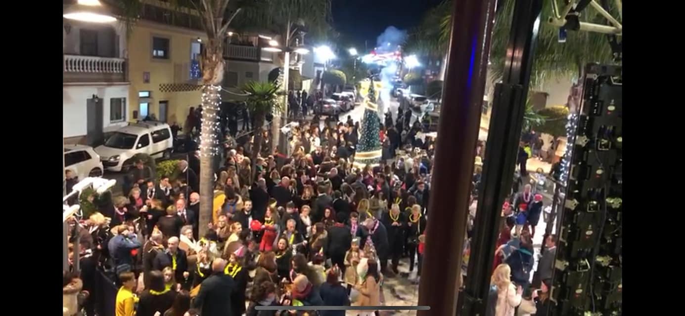 Alhaurín de la Torre celebra la entrada de 2019 con las 12 campanadas en la plaza del Ayuntamiento