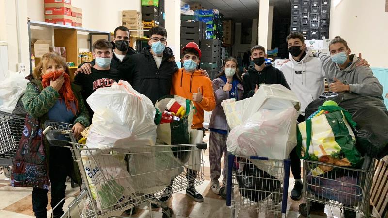 Colecta récord en la campaña de recogida de juguetes 2021 de los alumnos de FP del Colegio El Pinar