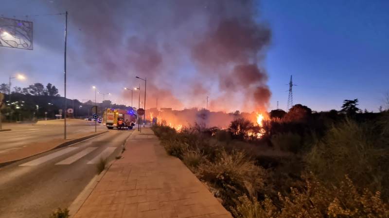 Extinguido un incendio junto a la avenida Ciudad de Ceuta