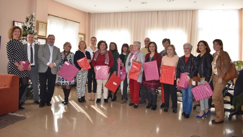 Las asociaciones de mujeres entregan los juguetes para los hijos de las internas de la prisión