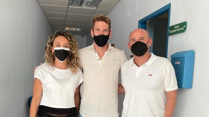 El Área de Deportes se reúne con el alhaurino Álex Ruiz como primer paso para futuras colaboraciones conjuntas