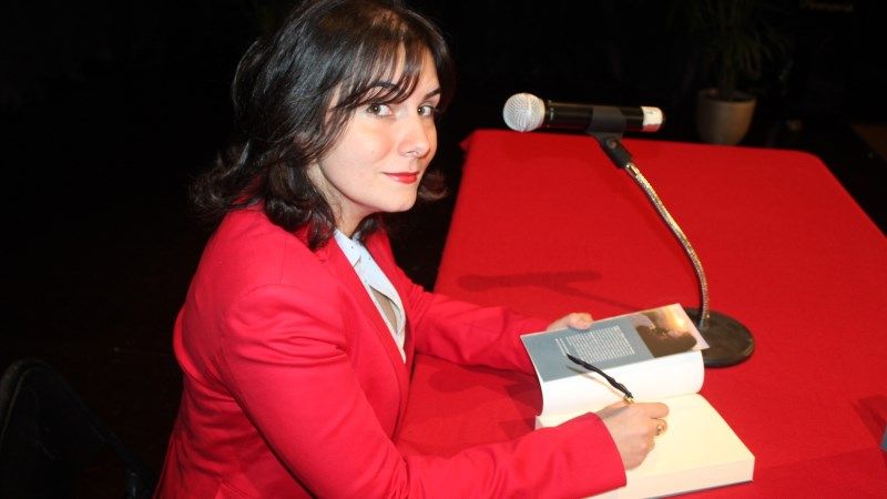 Aroa R. Zúñiga fusiona ciencia ficción y fantasía en su primera novela: 'Proyecto: Data P'