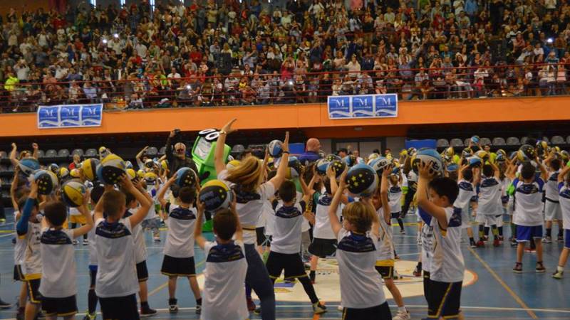 Más de 2.000 personas se vuelcan con la VI Fiesta del Baby Basket en Alhaurín de la Torre