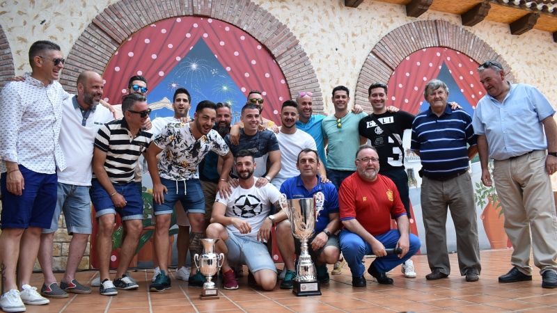 'La Peña' de fútbol recibe su doblete de manos del alcalde