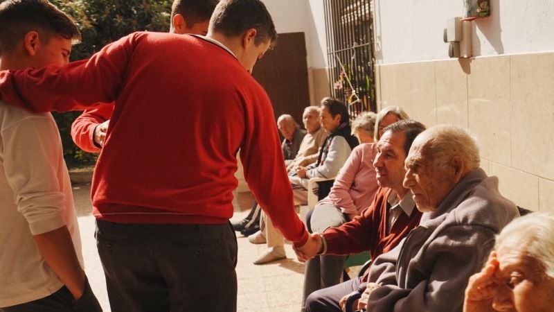 El Colegio El Pinar dona los fondos recaudados en su mercadillo navideño al centro de mayores ‘El Romeral’
