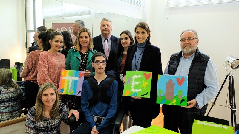 ‘Sentimientos a través de la pintura’, un gran ejemplo de talento artístico y superación, en La Platea