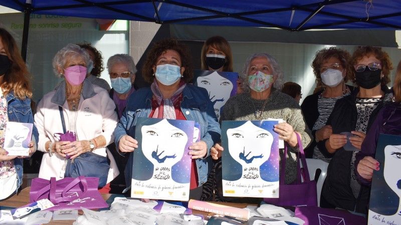 Las Asociaciones de Mujeres, en la mesa informativa para sensibilizar contra la violencia de género