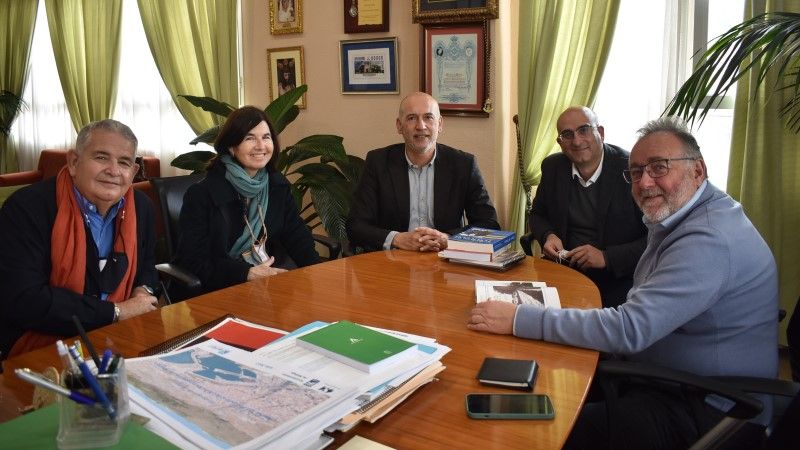 Recepción en la alcaldía del donante de imágenes antiguas de El Paso de Alhaurín de la Torre, Antonio Revilla, y su esposa