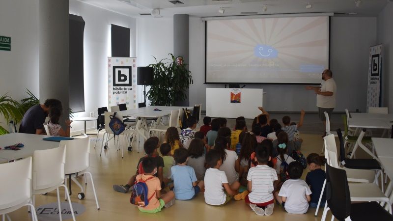 Casi 40 niños y niñas participan en el divertido taller sobre dinosaurios celebrado en la Biblioteca