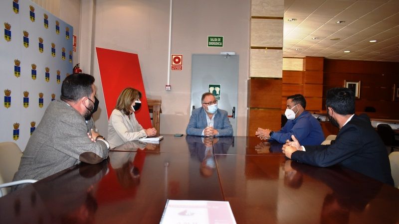 El alcalde y la edil de Políticas Sociales reciben a  representantes de las asociaciones de hemofilia