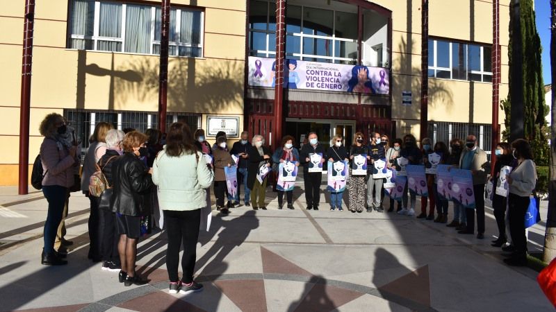 Una gran pancarta contra la violencia de género lucirá esta semana en la fachada del ayuntamiento