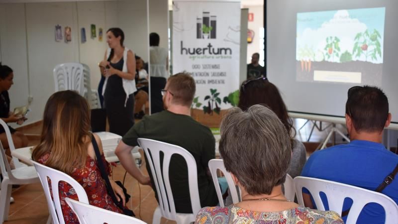 Un taller práctico enseña las claves para crear y mantener un huerto urbano