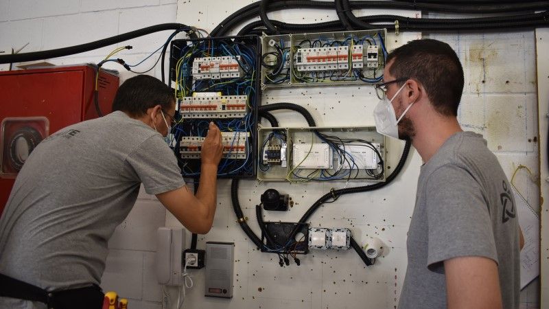 Los itinerarios formativos de Almacén-Carretillas y Electricidad entran en la recta final