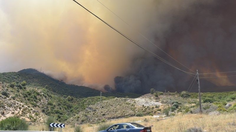 El incendio forestal en la sierra de Mijas obliga a desalojar a unos 300 vecinos de Alhaurín de la Torre