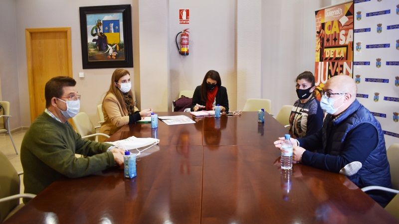 Ayuntamiento y Junta de Andalucía acercan líneas de trabajo en materia de juventud para 2021