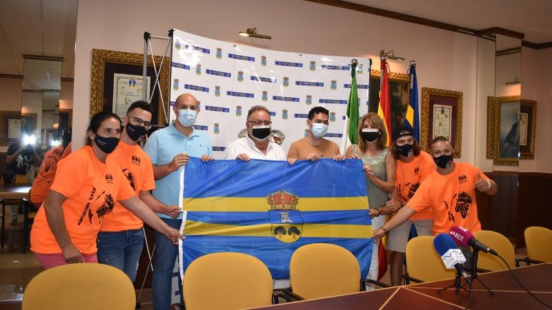 El alcalde recibe a los jóvenes de la Asociación Eo, Eo que parten para Senegal