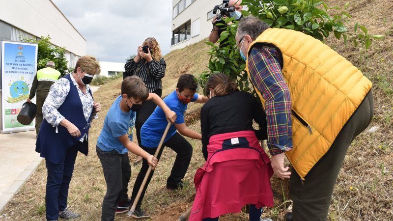El colegio Algazara y el Ayuntamiento se unen para plantar árboles por el Día de la Tierra