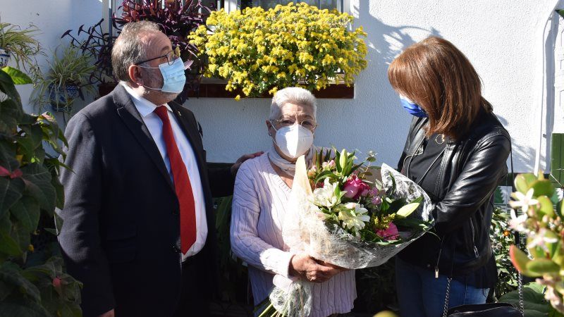 Visita sorpresa a las tres mujeres que recibirán la Medalla de Oro de la Villa el 8-M