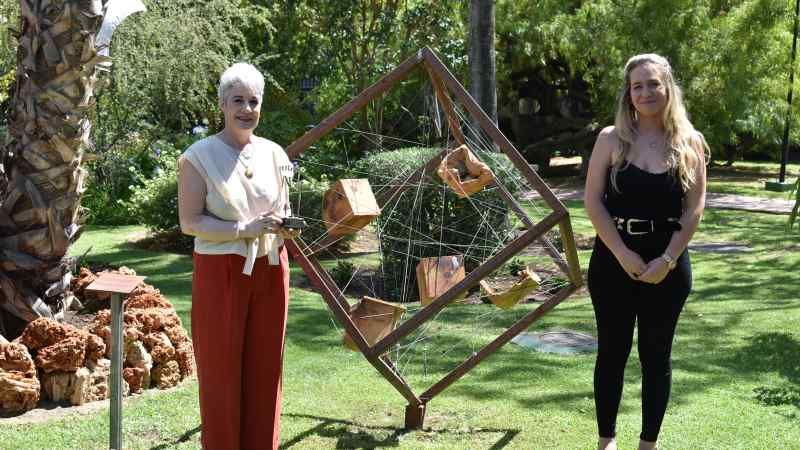 Una nueva escultura de Mercedes López enriquece el museo al aire libre de la Finca El Portón