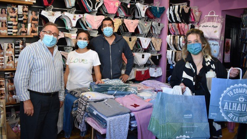 Entrega de regalos y 'merchandising' a los comerciantes de Alhaurín de la Torre