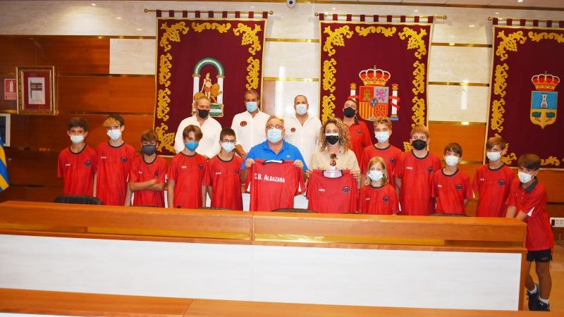 El alcalde recibe al C. B. Algazara tras su notable participación en el Campeonato de Andalucía