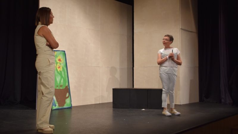 El centro cultural acoge la representación de la obra ‘Amigas?’