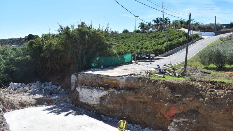 El alcalde visita las obras de reconstrucción del puente del camino de Moncayo