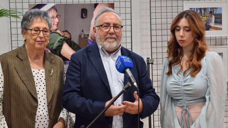 Inaugurada en el Centro del Mayor la muestra ‘La abuela’, obra de la fotógrafa alhaurina Alba Cortés