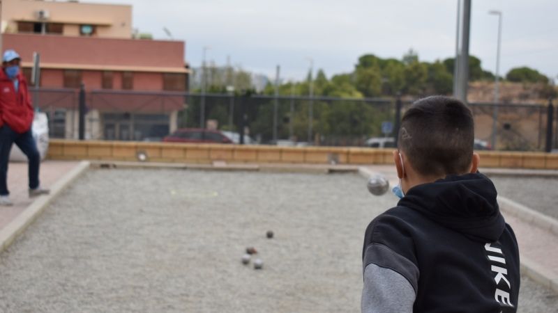 El Club Petanca Alhaurín de la Torre reanuda los talleres intergeneracionales con jóvenes