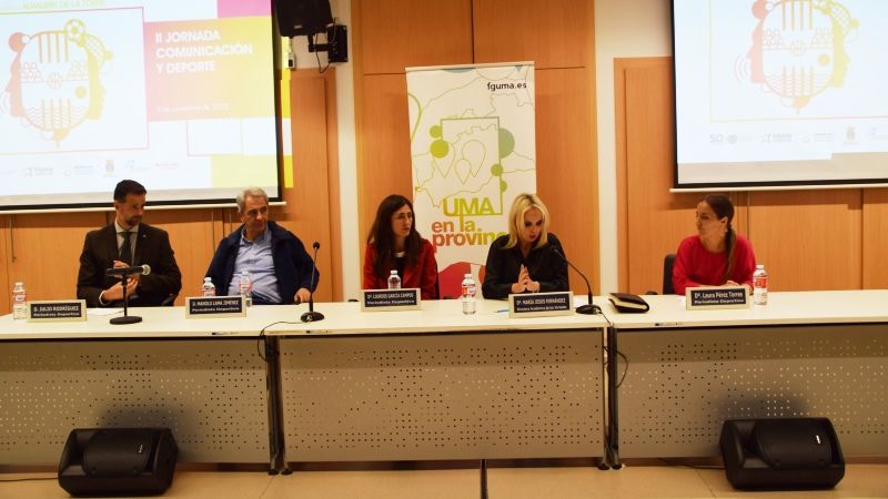 Manolo Lama y Lourdes Gª Campos protagonizan un animado coloquio sobre periodismo deportivo