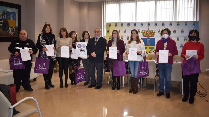Villanova entrega los distintivos de Punto Violeta a comercios, organismos municipales y colectivos
