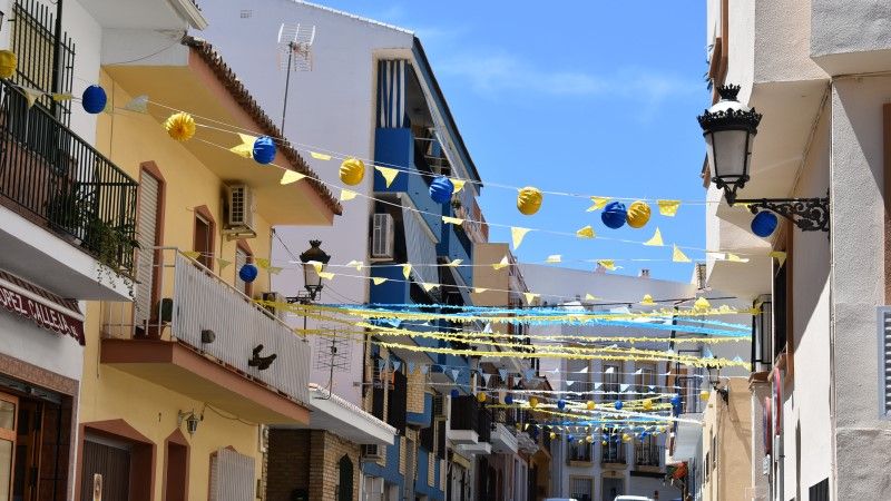 La Feria se lleva por dentro... Y en los balcones y fachadas de Alhaurín
