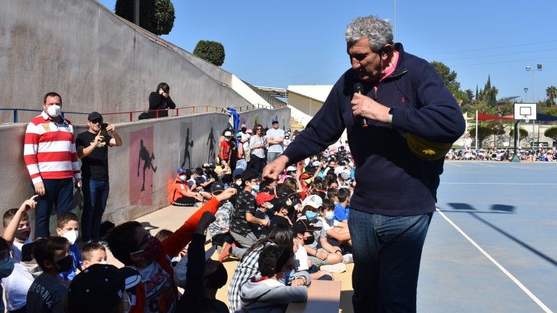 El expívot Fernando Romay visita el CEIP Maruja Mallo para promocionar el Mundial Sub-17 de la FIBA