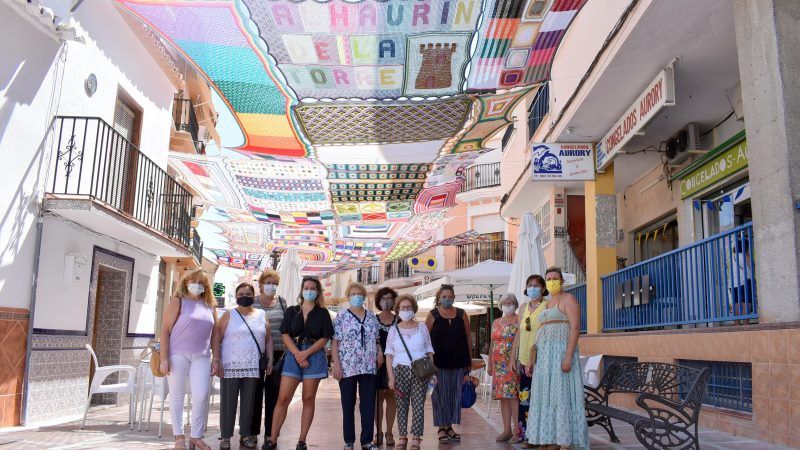 La calle Málaga ya luce el gran toldo artesanal realizado por el taller de croché